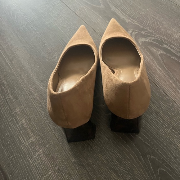 Tan suede pumps with tortoise heel - Picture 7 of 8